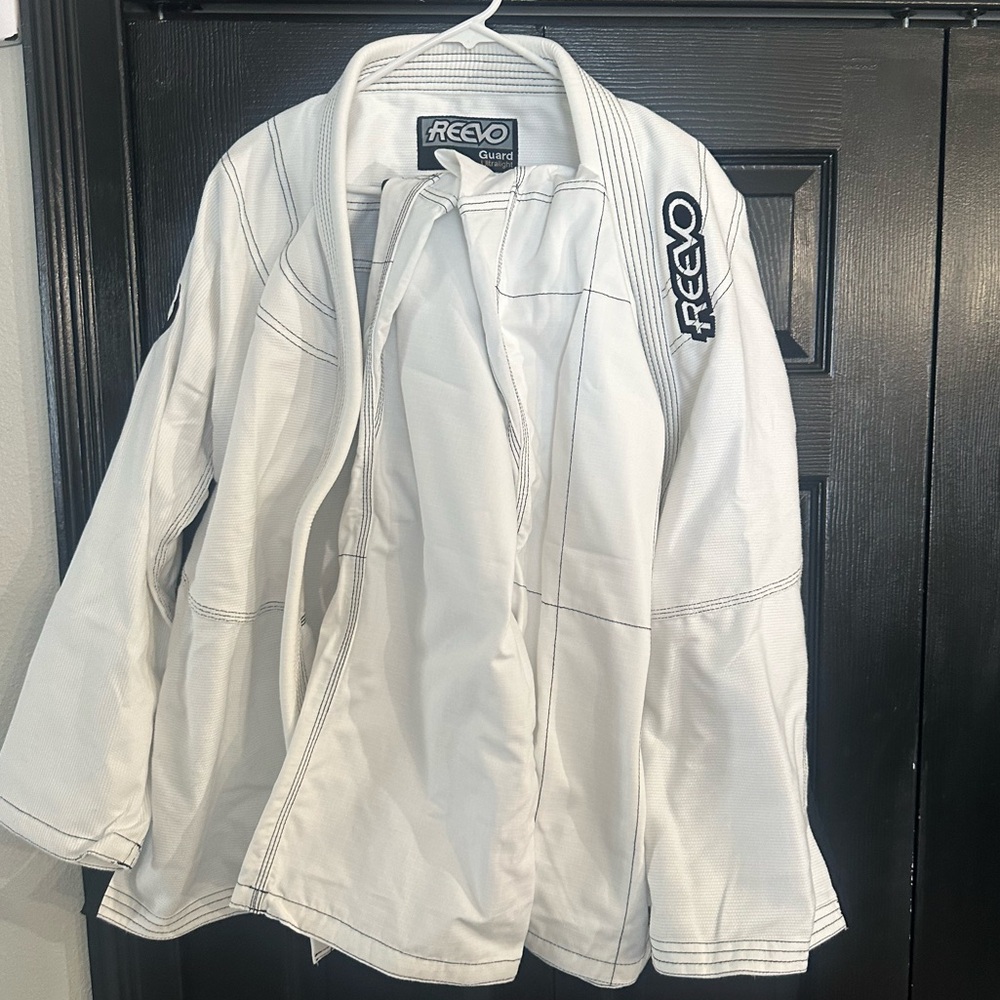 Reevo Gee size A3. It’s brand new without tags on it. My husband got injured.
